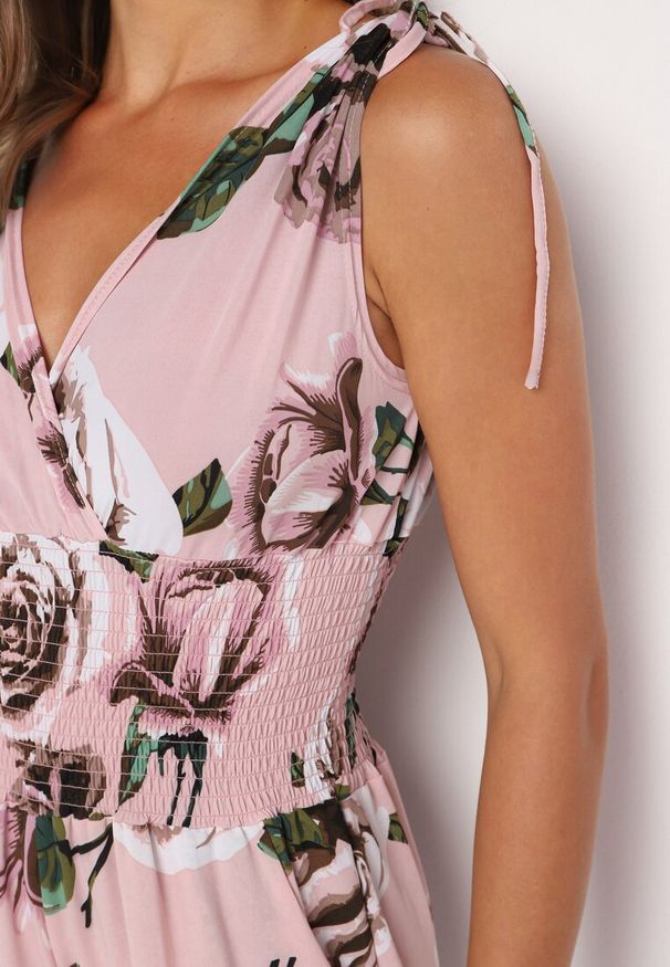 Born2be - Jasnoróżowy Taliowany Kombinezon w Kwiaty z Długimi Nogawkami Renivia. Okazja: na co dzień. Kolor: różowy. Długość: długie. Wzór: kwiaty. Styl: street, casual