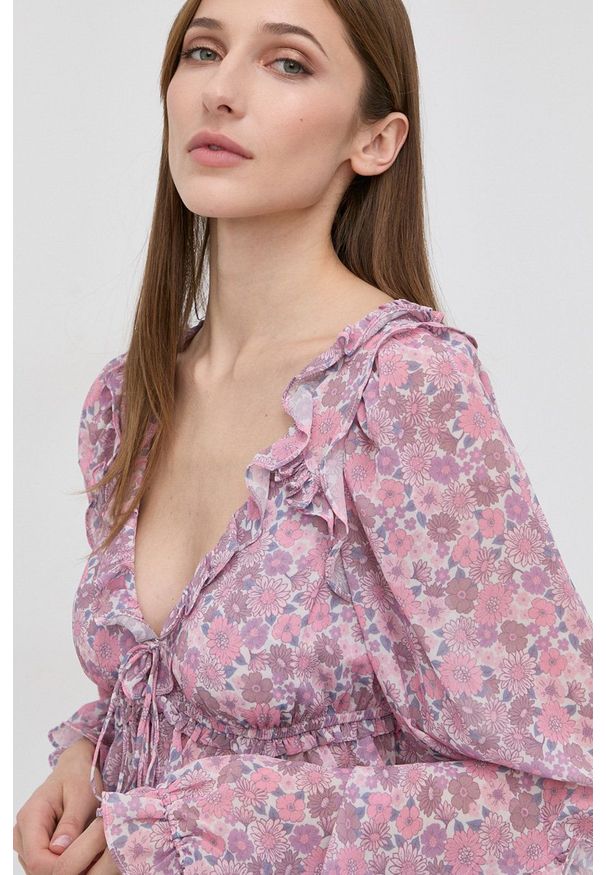 For Love & Lemons Bluzka damska kolor różowy w kwiaty. Okazja: na co dzień. Kolor: różowy. Materiał: materiał, poliester, tkanina. Długość rękawa: długi rękaw. Długość: długie. Wzór: kwiaty. Styl: casual