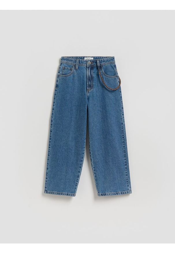 Reserved - Jeansy baggy z brelokiem - niebieski. Kolor: niebieski