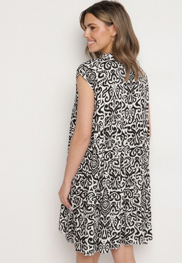 Born2be - Czarna Bawełniana Sukienka o Rozkloszowanym Kroju Oversize Liravina. Okazja: na co dzień. Typ kołnierza: dekolt w serek. Kolor: czarny. Materiał: bawełna. Typ sukienki: oversize. Styl: casual, klasyczny, elegancki