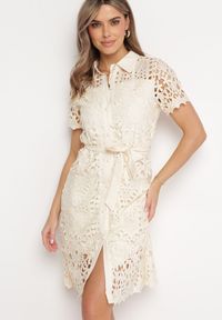Born2be - Beżowa Ażurowa Sukienka Koszulowa Midi z Wiązanym Paskiem Pamy. Kolor: beżowy. Materiał: materiał, koronka. Długość rękawa: krótki rękaw. Wzór: ażurowy. Typ sukienki: koszulowe. Styl: klasyczny. Długość: midi #3