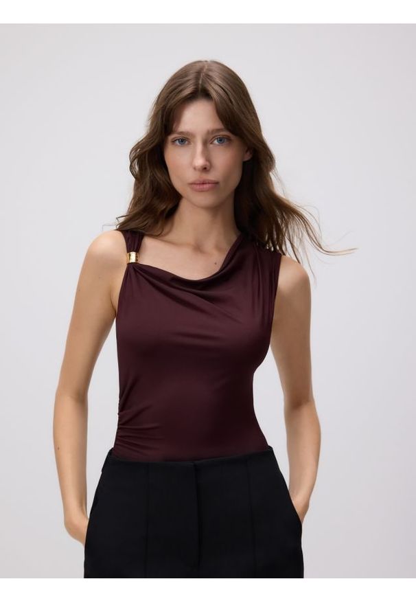 Reserved - Body z ozdobnym detalem - bordowy. Kolor: czerwony. Materiał: dzianina. Wzór: gładki