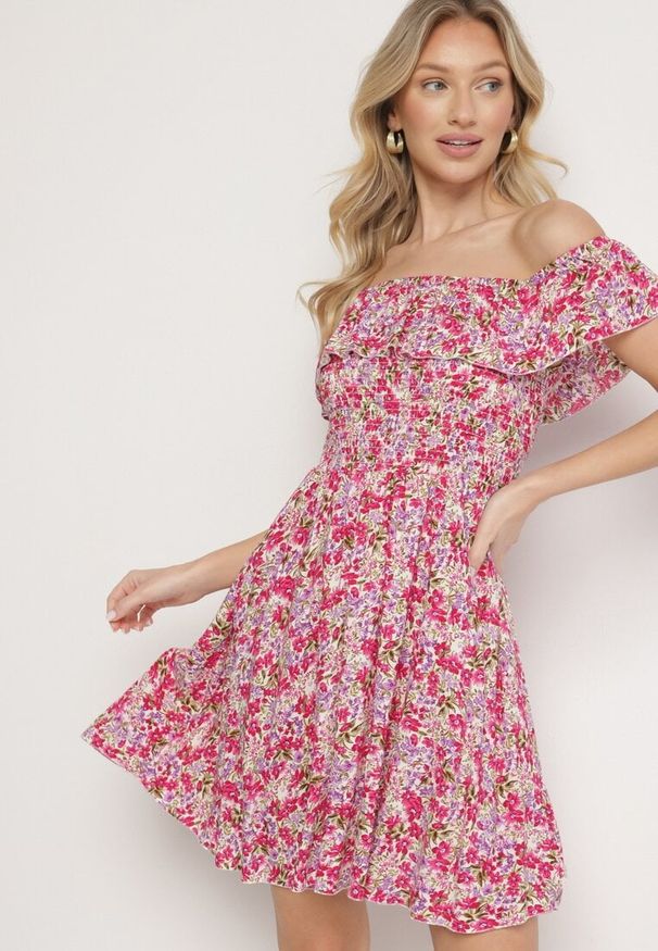 Born2be - Różowa Sukienka z Bawełny Typu Hiszpanka z Falbankami w Kwiaty Aenne. Okazja: na spacer, na imprezę. Typ kołnierza: dekolt hiszpanka, kołnierz z falbankami. Kolor: różowy. Materiał: bawełna. Wzór: kwiaty. Sezon: lato. Styl: elegancki