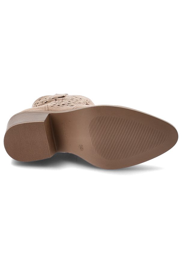 Botki damskie S.Barski, cholewka z materiału ażurowe wycięcia na bokach zamek po wewnętrznej stronie smukły fason wyprofilowany obcas, brązowe, HY61-. Okazja: na co dzień. Zapięcie: zamek. Kolor: brązowy. Szerokość cholewki: normalna. Wzór: ażurowy. Materiał: materiał. Sezon: jesień. Obcas: na obcasie. Styl: casual, elegancki, klasyczny. Wysokość obcasa: średni