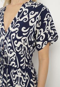 Born2be - Niebieska Sukienka z Wiskozy w Abstrakcyjny Wzór Faledira. Okazja: na co dzień. Typ kołnierza: dekolt w serek. Kolor: niebieski. Materiał: wiskoza. Długość rękawa: krótki rękaw. Typ sukienki: proste. Styl: casual, klasyczny #7