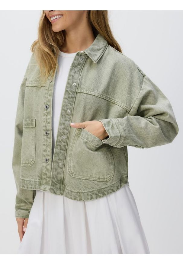 Reserved - Jeansowa koszula z kieszeniami - zielony. Kolor: zielony. Materiał: jeans
