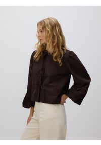 Reserved - Bawełniana bluzka z wiązaniem - ciemnobrązowy. Kolor: brązowy. Materiał: bawełna #1