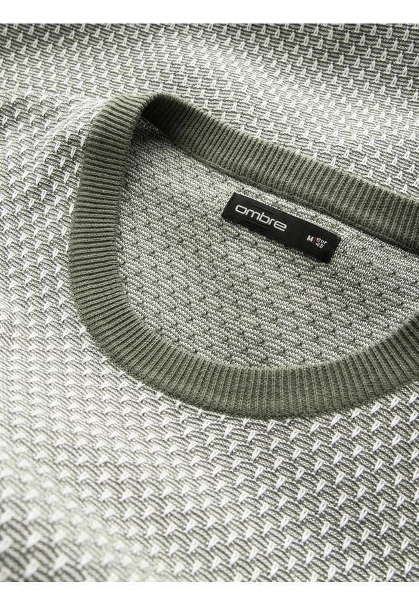 Ombre Clothing - Dzianinowy męski sweter RELAXED FIT we wzory – oliwkowy V2 OM-SWSW-0111 - XXL. Okazja: na co dzień. Kolor: niebieski. Materiał: dzianina. Wzór: ze splotem. Styl: casual