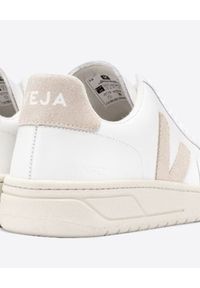 Veja - VEJA - Białe sneakersy ze skóry V-12. Kolor: biały. Materiał: skóra. Szerokość cholewki: normalna. Wzór: aplikacja #2