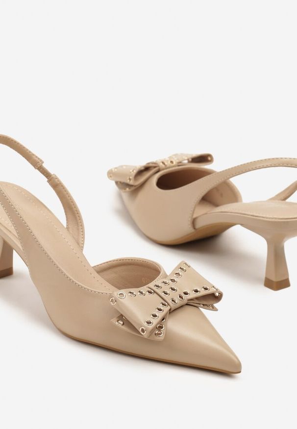 Renee - Ciemnobeżowe Sandały Vices na Kaczuszce Slingback z Kokardą i Nitami Fennadia. Okazja: na co dzień, na spacer. Zapięcie: sprzączka. Kolor: beżowy. Materiał: jeans. Obcas: na szpilce. Styl: klasyczny, elegancki, casual. Wysokość obcasa: średni