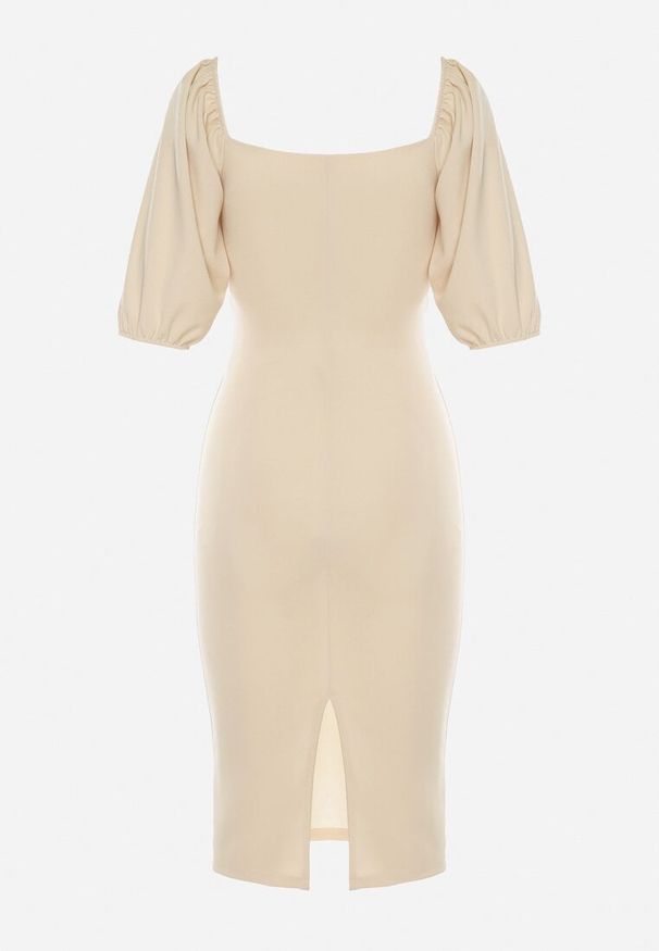 Renee - Beżowa Dopasowana Sukienka z Kopertowym Dekoltem Paskiem w Talii i Bufiastymi Rękawami Morndia. Typ kołnierza: dekolt kopertowy. Kolor: beżowy. Typ sukienki: kopertowe