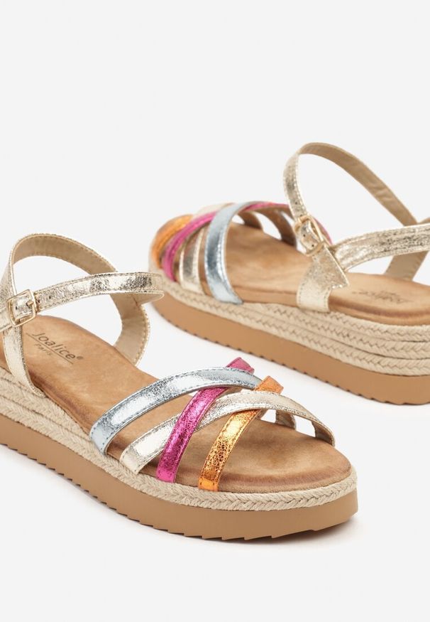 Born2be - Złoto-Różowe Sandały na Plecionej Podeszwie w Stylu Boho Lianoria. Okazja: na spacer, na co dzień. Zapięcie: sprzączka. Kolor: złoty. Wzór: aplikacja. Sezon: lato. Obcas: na koturnie. Styl: boho
