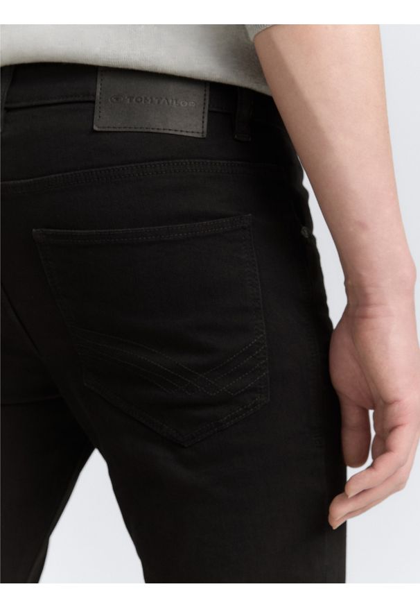 Męskie Spodnie Jeansowe Tom Tailor Troy Czarne Slim Fit 1021160 10270. Okazja: na spotkanie biznesowe, na randkę, na co dzień. Kolor: czarny. Wzór: gładki. Styl: klasyczny, biznesowy, casual, elegancki