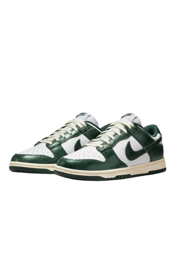 Buty do chodzenia męskie Nike Dunk Low. Zapięcie: sznurówki. Kolor: biały. Materiał: guma, tkanina, skóra. Szerokość cholewki: normalna. Sport: turystyka piesza