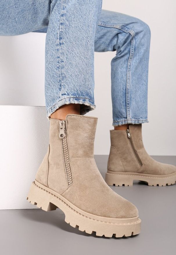 Born2be - Ciemnobeżowe Botki na Grubej Podeszwie Ozdobione Suwakiem Tarilia. Okazja: na co dzień. Kolor: beżowy. Materiał: jeans. Wzór: aplikacja. Obcas: na obcasie. Styl: elegancki, casual. Wysokość obcasa: średni