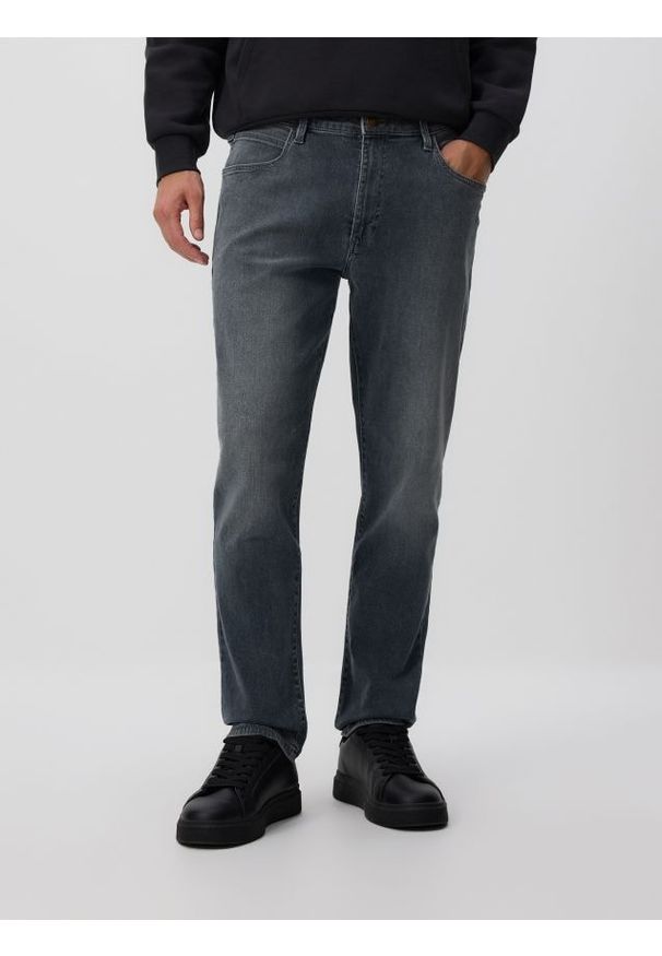 Reserved - Jeansy slim fit z efektem sprania - granatowy. Kolor: niebieski