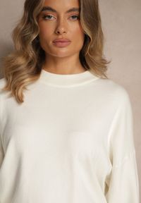 Renee - Biały Nietoperzowy Sweter w Minimalistycznym Stylu Raliava. Okazja: na co dzień. Kolor: biały. Materiał: skóra, jeans. Styl: casual, elegancki #2