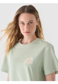 4f - 4F T-shirt regular z nadrukiem damski - khaki S. Okazja: na co dzień. Kolor: oliwkowy, wielokolorowy, brązowy. Materiał: skóra, jersey, dzianina, bawełna, materiał. Długość rękawa: krótki rękaw. Długość: krótkie. Wzór: nadruk. Styl: sportowy, klasyczny, casual