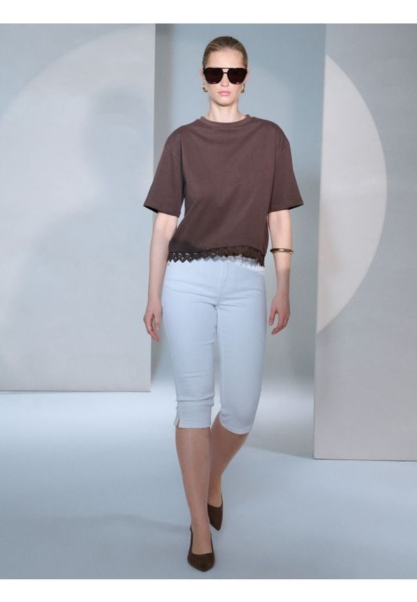 Sinsay - Bawełniana koszulka z ozdobną koronką - brązowy. Kolor: brązowy. Materiał: bawełna, koronka. Wzór: koronka