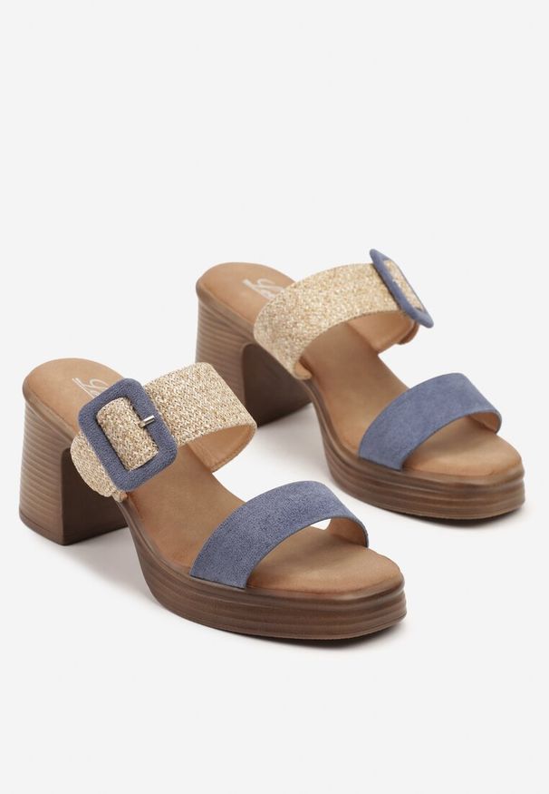 Renee - Niebieskie Klapki na Słupku Ozdobione Plecionką i Klamrą Isoiti. Okazja: na spacer, na co dzień. Kolor: niebieski. Wzór: aplikacja. Obcas: na słupku. Styl: casual