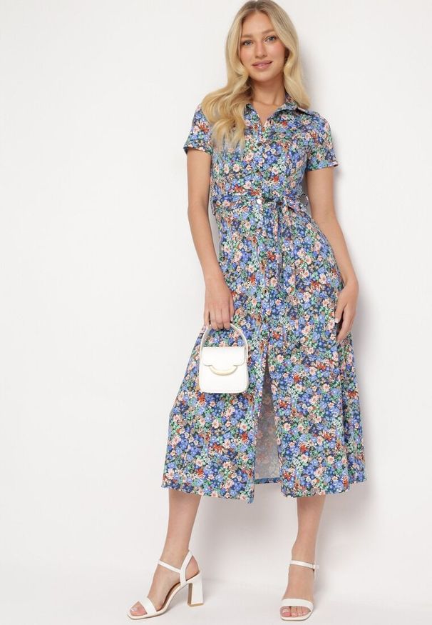 Born2be - Niebieska Koszulowa Sukienka z Krótkim Rękawem i Wiskozą na Guziki z Materiałowym Paskiem Dimiata. Typ kołnierza: kołnierzyk klasyczny. Kolor: niebieski. Materiał: materiał, wiskoza. Długość rękawa: krótki rękaw. Wzór: kwiaty. Typ sukienki: koszulowe. Styl: klasyczny