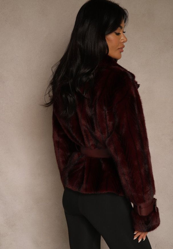 Renee - Bordowa Kurtka Futerko z Paskiem z Imitacji Skóry Zdobiona Klamerkami Jynlisa. Okazja: na co dzień. Kolor: czerwony. Materiał: futro, skóra. Wzór: aplikacja. Styl: casual