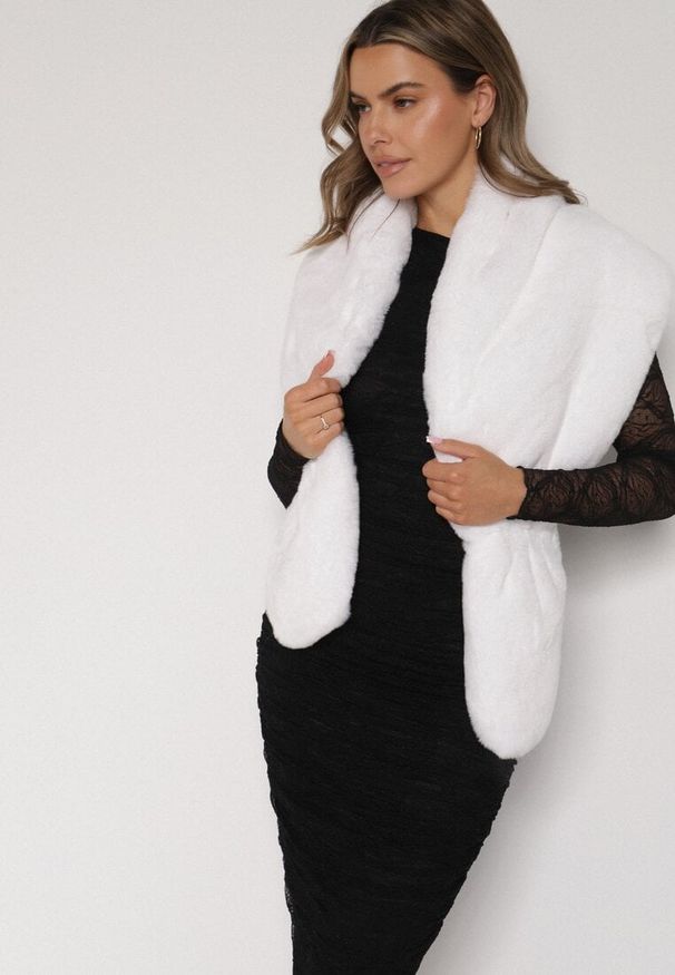 Born2be - Białe Futrzane Ponczo Narzutka Bralinne. Kolor: biały. Materiał: futro