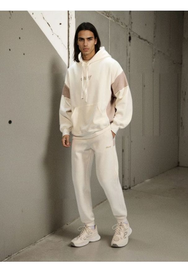 Sinsay - Spodnie dresowe jogger - kremowy. Kolor: kremowy. Materiał: dresówka