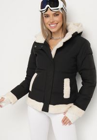 Born2be - Czarna Pikowana Kurtka o Prostym Kroju z Kapturem Obszyta Ozdobnym Futerkiem Ettelinea. Okazja: na co dzień. Typ kołnierza: kaptur. Kolor: czarny. Materiał: futro. Styl: casual #7