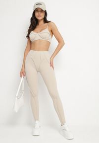 Born2be - Beżowy Komplet Sportowy z Ozdobnymi Przeszyciami Legginsy i Top na Ramiączkach Filinella. Kolor: beżowy. Materiał: skóra #4