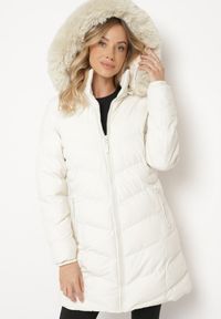 Born2be - Jasnobeżowa Kurtka Pikowana z Odpinanym Futerkiem i Kapturem Taivin. Okazja: na co dzień. Typ kołnierza: golf. Kolor: beżowy. Materiał: futro. Styl: casual, elegancki #1