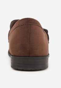 Born2be - Brązowe Mokasyny z Imitacji Zamszu Zdobione Frędzlami i Kokardą Edania. Okazja: na co dzień, na spotkanie biznesowe, do pracy. Kolor: brązowy. Materiał: zamsz. Wzór: aplikacja. Styl: casual, biznesowy, elegancki, klasyczny #3