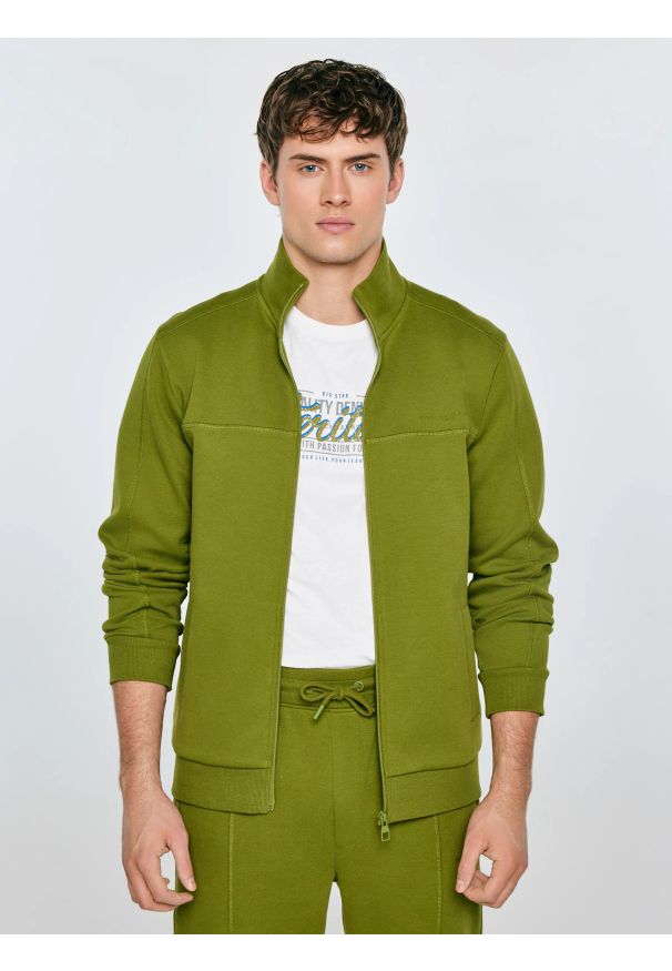 Big-Star - Bluza męska rozpinana ze stójką khaki Wlador 301. Okazja: na co dzień. Typ kołnierza: kołnierzyk stójkowy. Kolor: zielony. Materiał: dzianina, dresówka, materiał. Wzór: ze splotem, nadruk. Styl: klasyczny, casual