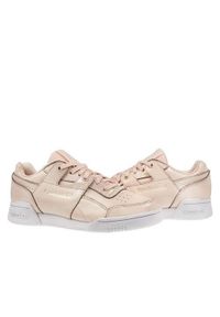 Buty do chodzenia damskie Reebok W LO Plus Iridescent. Zapięcie: sznurówki. Kolor: biały, beżowy, wielokolorowy. Materiał: skóra, syntetyk, tkanina, materiał. Szerokość cholewki: normalna. Sport: turystyka piesza