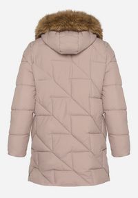 Born2be - Ciemnobeżowa Pikowana Kurtka z Kapturem z Futerkiem Ruvite. Typ kołnierza: kaptur. Kolekcja: plus size. Kolor: beżowy. Materiał: futro #6
