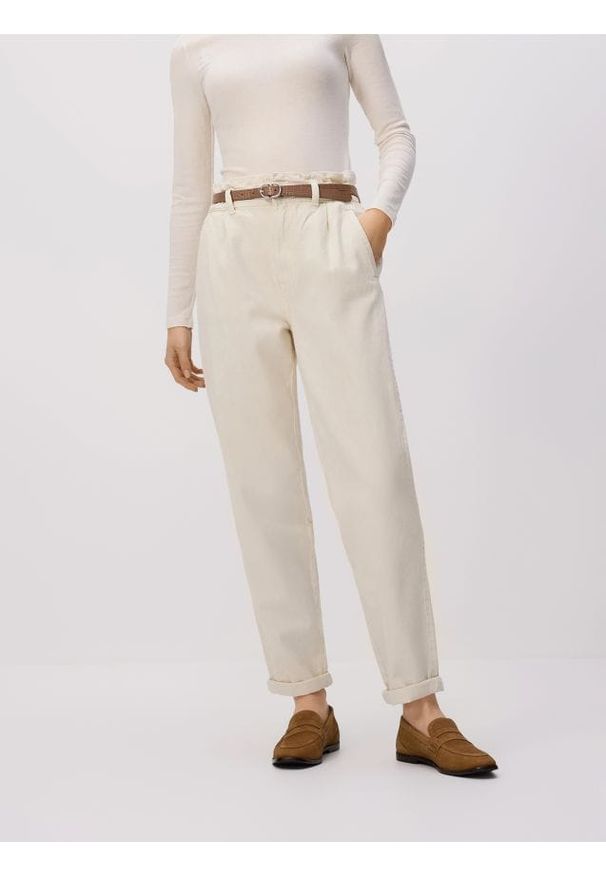 Reserved - Jeansy paperbag z dłuższą nogawką - beżowy. Kolor: beżowy. Długość: długie