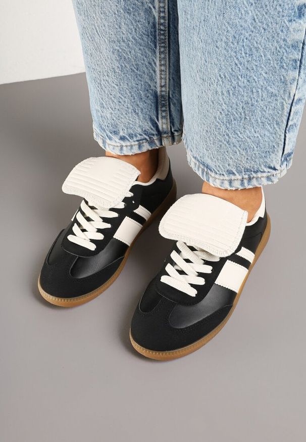 Renee - Czarne Sneakersy w Stylu Tenisówek z Wywinięciem Aveloren. Okazja: na co dzień. Zapięcie: sznurówki. Kolor: czarny. Materiał: jeans. Obcas: na płaskiej podeszwie