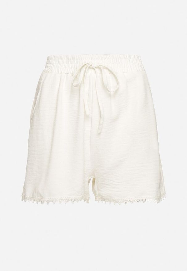 Born2be - Jasnobeżowe Szorty z Bawełną i Wiskozą z Wysokim Stanem i Gumką w Pasie Zakończone Koronką Sadea. Okazja: na co dzień. Stan: podwyższony. Kolor: beżowy. Materiał: wiskoza, bawełna, koronka. Wzór: koronka. Sezon: lato. Styl: wizytowy, casual, elegancki