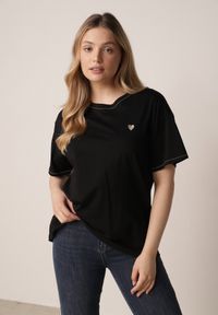 Born2be - Czarny Bawełniany T-shirt z Serduszkiem i Ozdobnymi Łańcuszkami Jynorin. Okazja: do pracy, na co dzień. Kolor: czarny. Materiał: bawełna. Wzór: aplikacja. Styl: elegancki, klasyczny, casual #7
