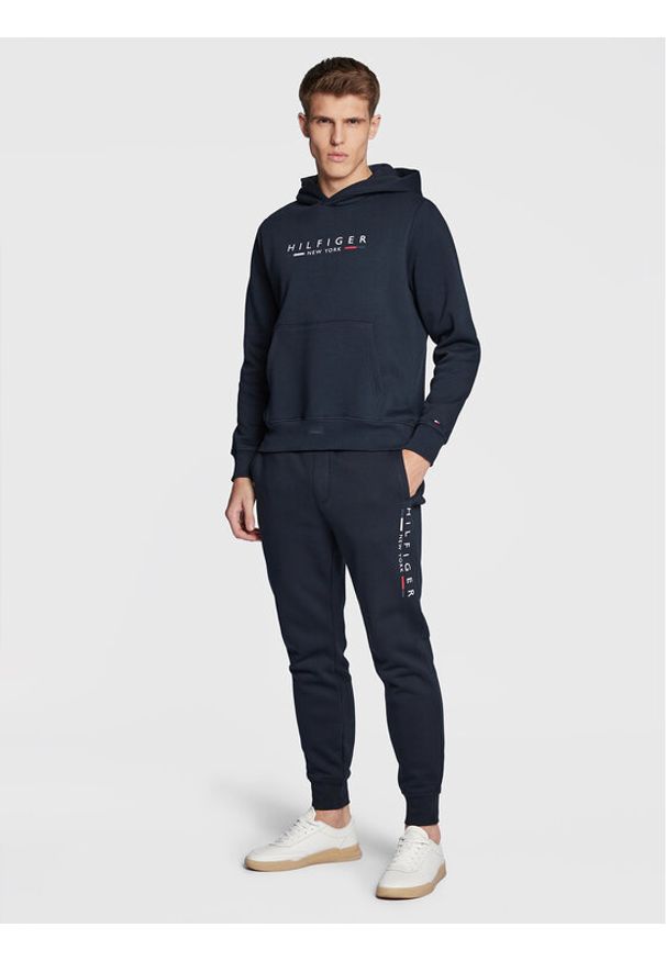 TOMMY HILFIGER - Tommy Hilfiger Dres New York MW0MW29730 Granatowy Regular Fit. Kolor: niebieski. Materiał: syntetyk, bawełna, dresówka