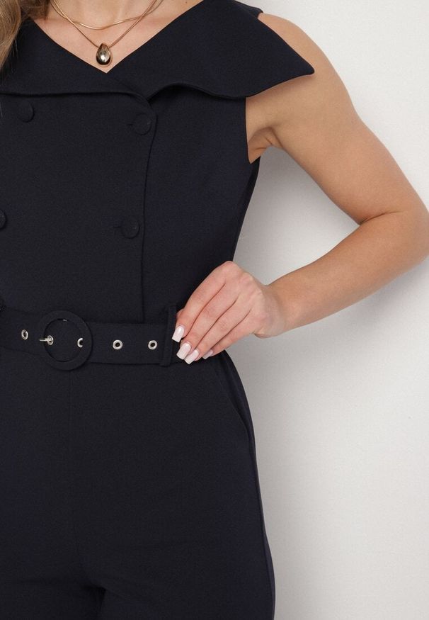 Born2be - Granatowy Kombinezon z Wywijanym Dekoltem w Łódkę i Paskiem z Klamrą Galithiela. Okazja: na co dzień. Kolor: niebieski. Wzór: aplikacja. Styl: casual, klasyczny, elegancki