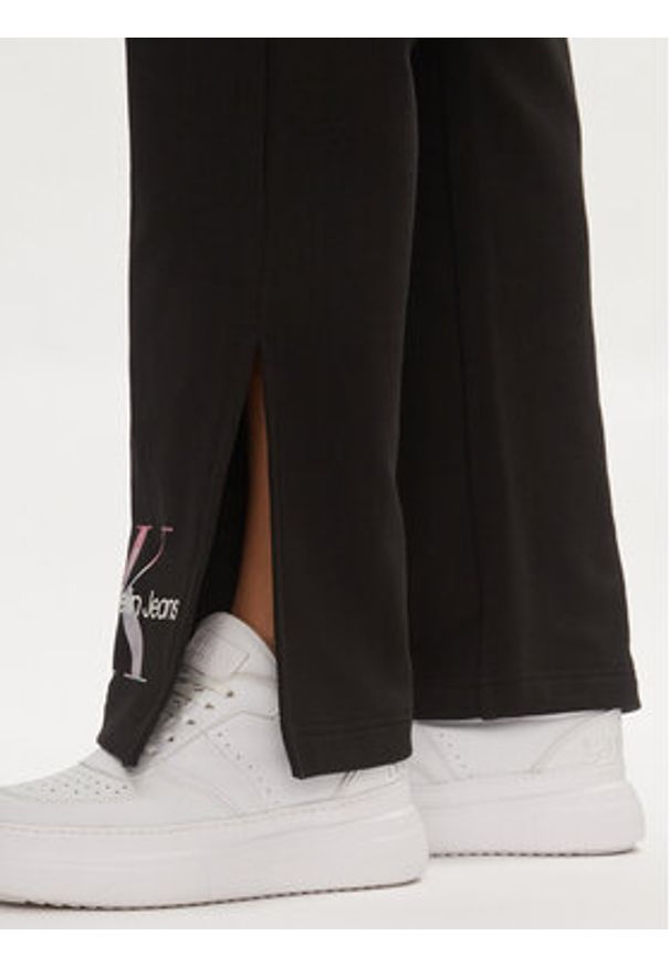 Calvin Klein Jeans Spodnie dresowe Diffused Monologo J20J223422 Czarny Regular Fit. Kolor: czarny. Materiał: bawełna