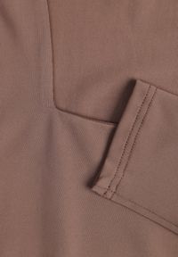 Born2be - Brązowa Elastyczna Bluzka z Kwadratowym Dekoltem z Wiskozą Doriore. Okazja: na co dzień. Typ kołnierza: dekolt kwadratowy. Kolor: brązowy. Materiał: wiskoza. Styl: elegancki, klasyczny, casual #6