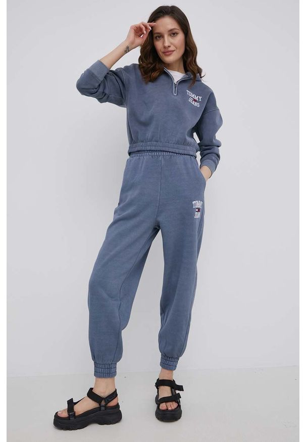 Tommy Jeans spodnie damskie gładkie. Kolor: niebieski. Materiał: bawełna. Wzór: gładki
