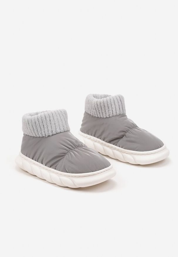 Born2be - Szare Kapcie Vices Pikowane na Piankowej Podeszwie Floraviel. Okazja: do domu, na co dzień. Kolor: szary. Materiał: dzianina, futro. Obcas: na płaskiej podeszwie. Styl: casual