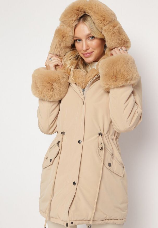 Born2be - Beżowa Kurtka Parka z Futerkiem i Ściągaczem Hegade. Kolor: beżowy. Materiał: futro. Wzór: aplikacja