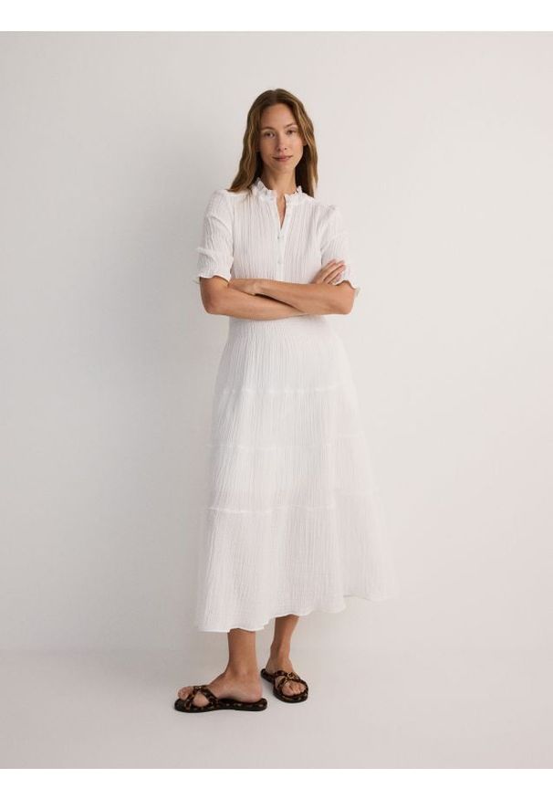 Reserved - Sukienka midi - biały. Kolor: biały. Materiał: bawełna, tkanina. Styl: klasyczny. Długość: midi