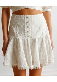 IXIAH AUSTRALIA - Biała spódnica mini Primrose. Stan: podwyższony. Kolor: biały. Materiał: bawełna. Wzór: paisley, aplikacja, haft
