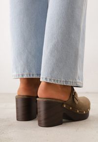 Renee - Zielone Klapki Chodaki na Słupku z Cholewką z Nitami i Paskiem z Klamerką Jinnor. Kolor: zielony. Materiał: zamsz. Wzór: ażurowy, haft. Sezon: lato. Obcas: na słupku. Styl: boho, rockowy. Wysokość obcasa: średni #4