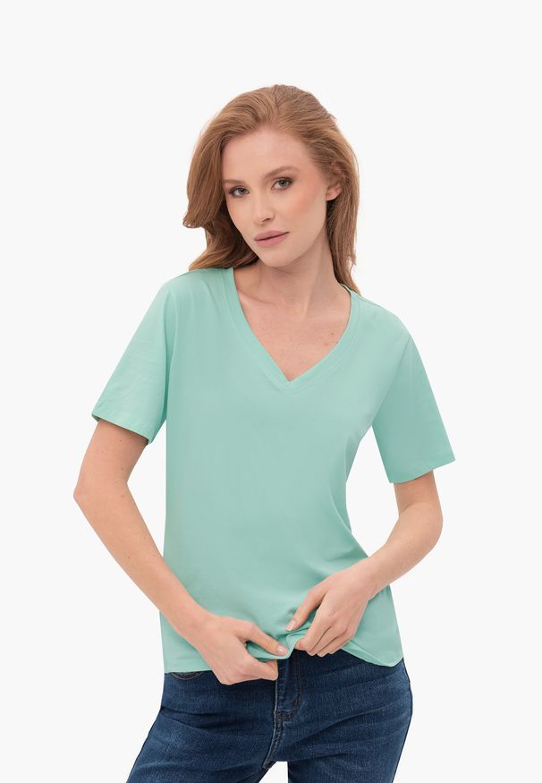 Volcano - Koszulka z dekoltem w serek T-LEA. Typ kołnierza: dekolt w serek. Materiał: skóra, bawełna, materiał, elastan. Długość rękawa: krótki rękaw. Długość: krótkie. Wzór: gładki. Styl: klasyczny